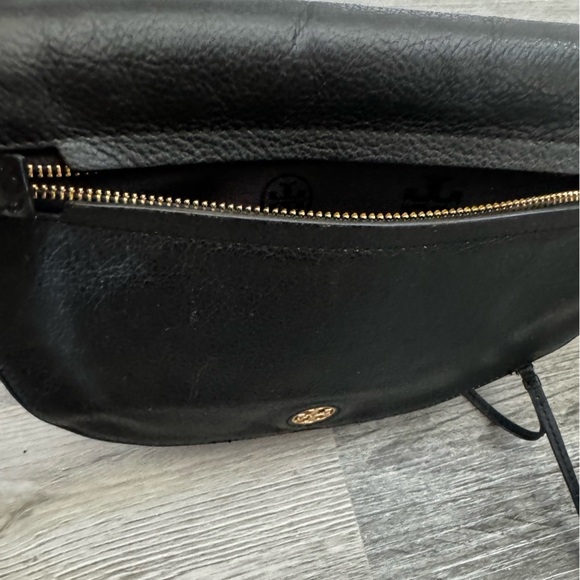 Tory Burch - Authentic Leather Crescent Crossbody Bag with Tory Dust Bag - Picture 3 of 15